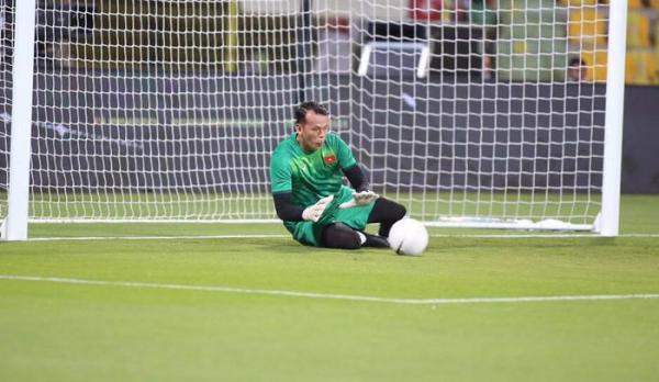 Thủ môn Tấn Trường xin lỗi người hâm mộ sau trận đấu với UAE