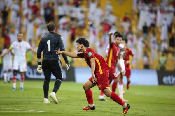 Minh Vương đá hay nhất trận gặp UAE, lại bén duyên đốt lưới ông lớn châu Á