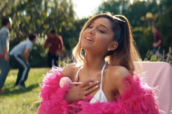 Fox News xin lỗi vì phát nhạc thô tục của Ariana Grande