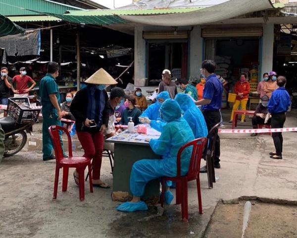 TP. Cam Ranh lấy mẫu xét nghiệm cho 293 tiểu thương tại chợ Cam Lộc vì liên quan đến bệnh nhân 20239