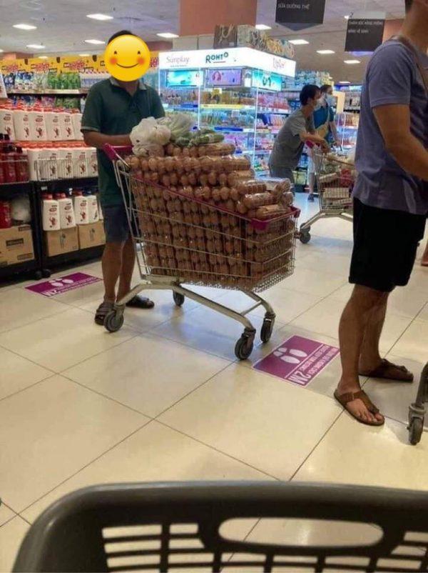 Xôn xao bức ảnh 1 người mua đầy xe trứng ở siêu thị: Không phải ông chú từ thiện như CDM chia sẻ