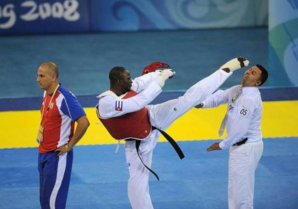 Chuyện lạ Olympic: Bị xử thua, võ sĩ Cuba “làm thịt” luôn trọng tài