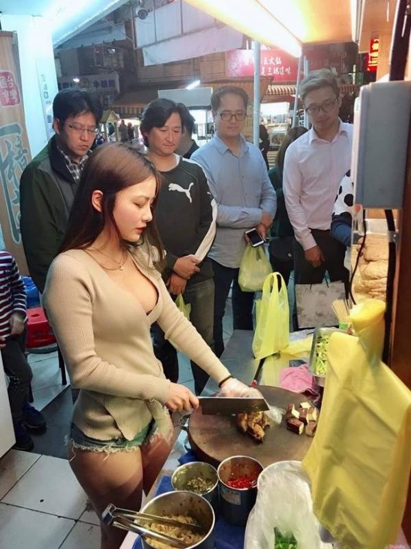 Những cô gái bán hàng ở Đài Loan thu hút khách nhờ trang phục đẹp