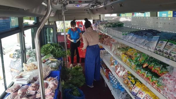 Xe buýt lưu động bán hàng bình ổn giá cho người dân Nha Trang