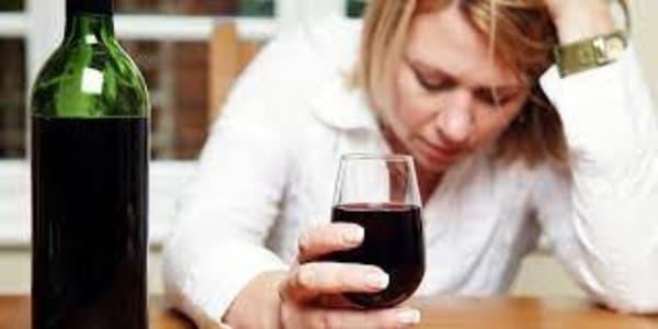 Uống rượu có ngăn được nCoV?