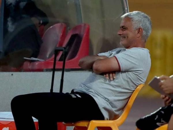 “Đồ tể” Pepe và Mkhitaryan đánh nhau, HLV Mourinho có trị loạn được ko?