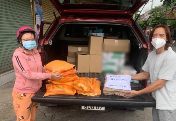 Việt Hương thuê cả xe tải chở bánh mì, trứng phát cho bà con khắp nơi