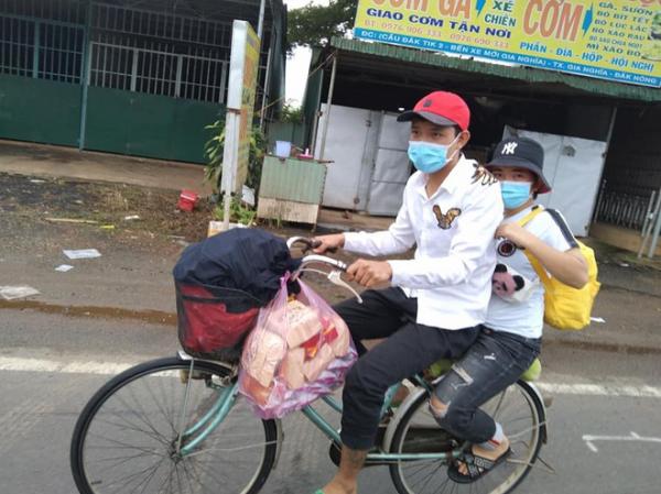 Đi bộ 400km về quê với 200 nghìn, hai công nhân được tặng xe đạp, xe máy