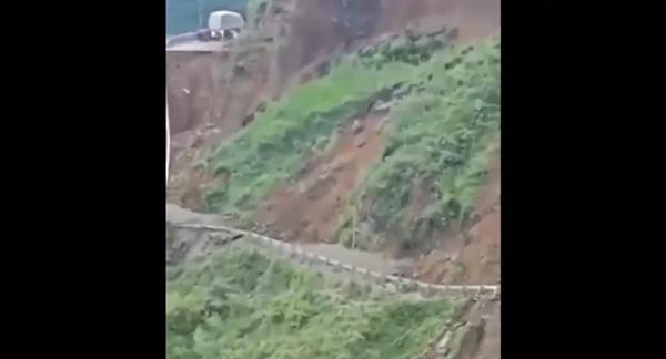 Kinh hoàng khoảnh khắc lở đất làm nứt núi, sập đường trong chớp mắt ở Ấn Độ