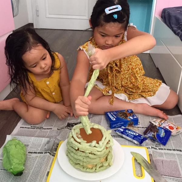 Con gái khóc thét khi nhìn thấy bánh sinh nhật mùa Covid mẹ và chị làm tặng, bố đảm đang ra tay trợ giúp