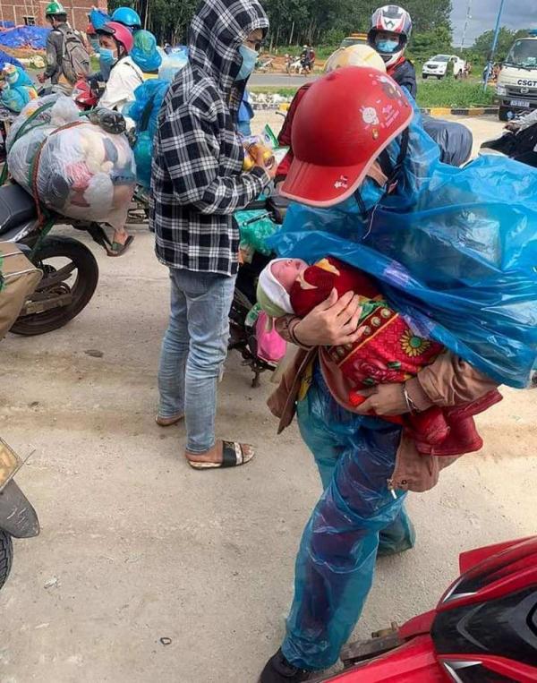 Vợ chồng anh Xồng Bá Xò cùng bé con 10 ngày tuổi đã về tới Nghệ An