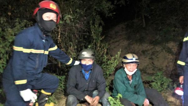 Cảnh sát giải cứu người đàn ông mắc kẹt trên vách núi giữa đám cháy rừng