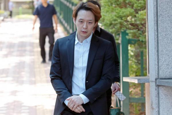 “Hoàng tử gác mái” Park Yoo Chun bị quản lý lật mặt, dọa bốc phốt