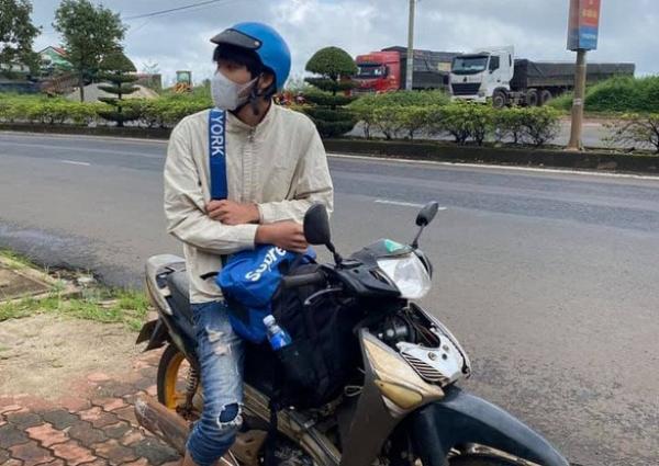 Ròng rã một tuần đi bộ về quê, nam công nhân được người dân tặng xe máy