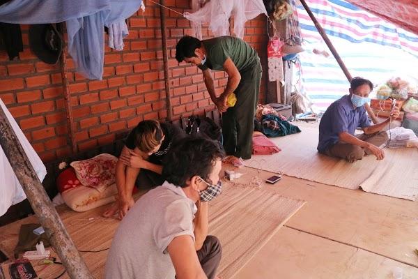 Không thể về quê, người làm thuê rơi nước mắt giữa Sài Gòn: Ăn mì tôm riết không chịu nổi nữa