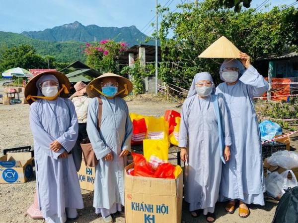 Ban Từ thiện - xã hội Phật giáo tỉnh Thừa Thiên Huế trao quà đến người trở về từ vùng dịch