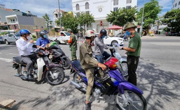 Lái xe ở Đà Nẵng lấy giấy đi đường của công ty về phát cho hàng xóm