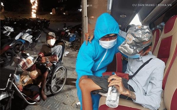 Rớt nước mắt cảnh chàng trai một mình đi xe lăn 7 ngày từ Sài Gòn về Phú Yên: Anh ấy ngồi còn không vững