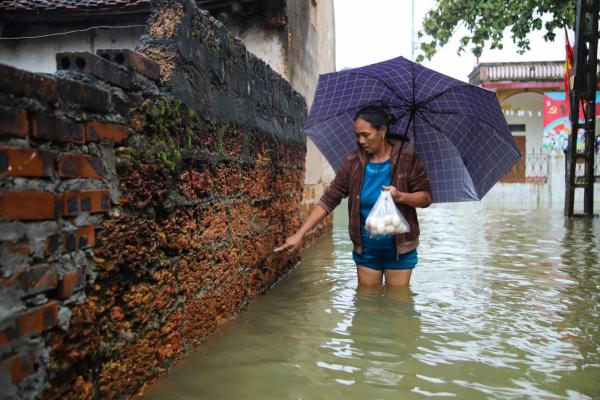 Mưa kéo dài, nhiều nơi ở Hà Nội người dân phải bơi thuyền vào... nhà