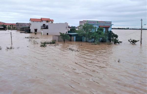 Quảng Bình: Nước lũ rút nhanh nhưng hàng trăm nhà dân vùng lũ Lệ Thủy vẫn đang ngập nước