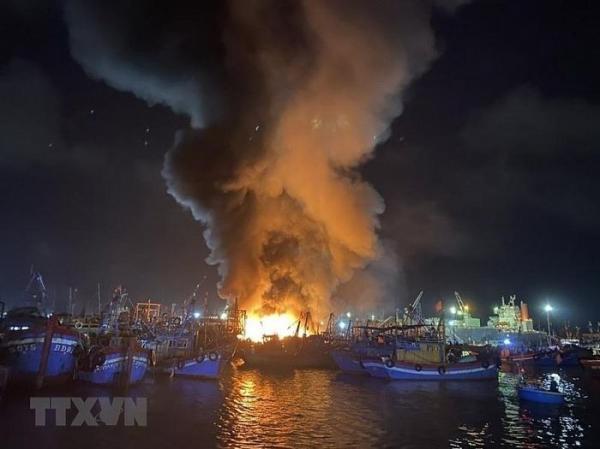 Bình Định: Hỏa hoạn thiêu rụi 5 tàu cá neo đậu tại cảng Quy Nhơn
