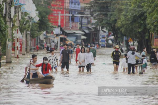 Cảnh người dân vùng lũ Quảng Bình lội nước, chèo thuyền đi mua thực phẩm