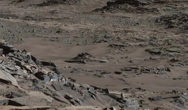 NASA image shows a crashed UFO on Mars