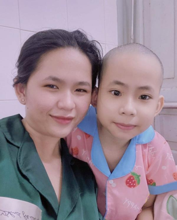 Cô bé 13 tuổi nương tựa chị gái chữa ung thư máu