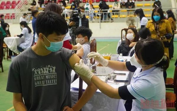 Quảng Bình tiêm vaccine cho hơn 84 nghìn trẻ từ 12 đến 17 tuổi