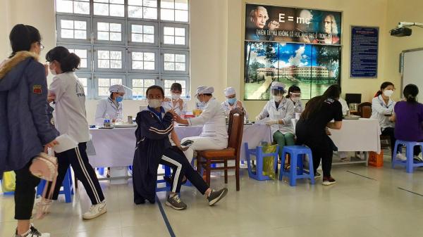Lâm Đồng: Tăng tốc tiêm vắc xin phòng Covid-19 cho học sinh