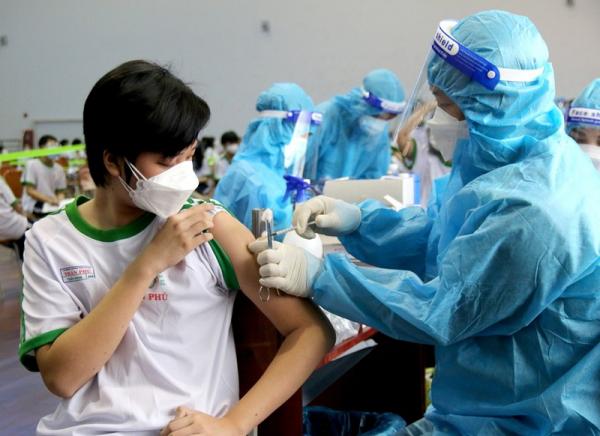 20 y bác sĩ BV Thống Nhất hỗ trợ tiêm vaccine cho học sinh Phan Thiết