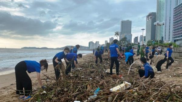 Khánh Hòa: Tập trung xử lý rác trên bãi biển Nha Trang, bảo đảm môi trường du lịch