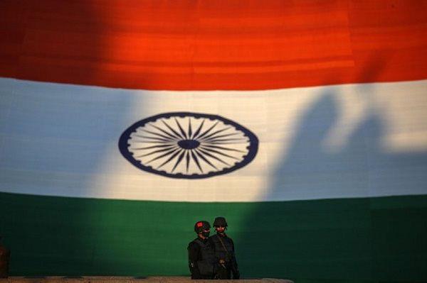 Vì sao Mỹ làm ngơ cho Ấn Độ mua vũ khí Nga?