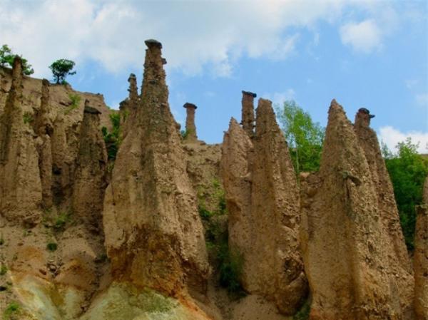Khám phá những thành đá có kết cấu kì lạ ở Serbia