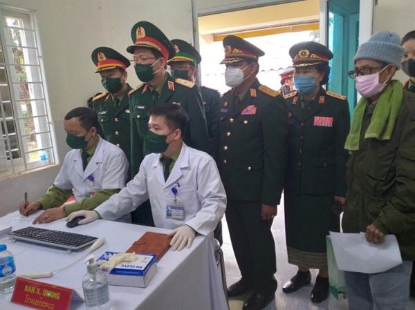 Khám bệnh và cấp thuốc miễn phí cho nhân dân huyện Sê Pôn, Lào