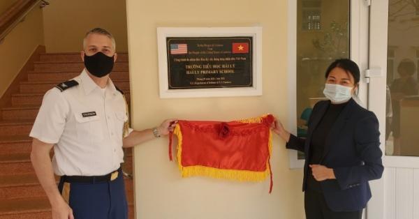 Mỹ bàn giao trường học cho Việt Nam