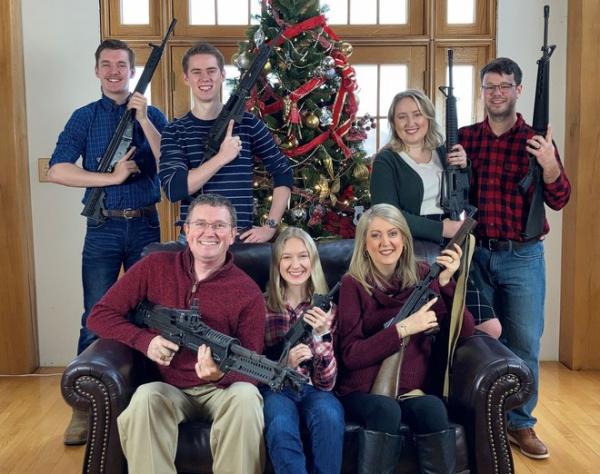 Nghị sĩ Mỹ bị lên án vì mừng Giáng sinh bằng ảnh súng đạn