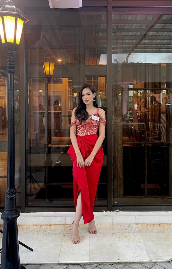 Hoa hậu Đỗ Thị Hà sẽ xinh hơn nếu váy của cô không giống như câu chu‌yện tìn‌h viết dang dở thế này