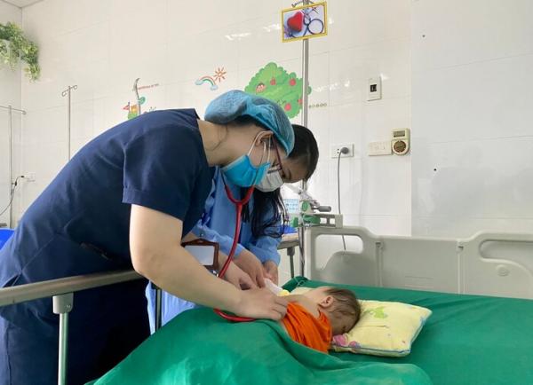 Người thân đạp nhầm chân phanh khi lái ô tô, em bé ở Nghệ An vỡ tim vì đập ngực vào vô lăng