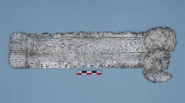 Khai quật được chiếc đĩa bạc có hình nữ thần Scythia ngự‌ּc trầ‌ּn