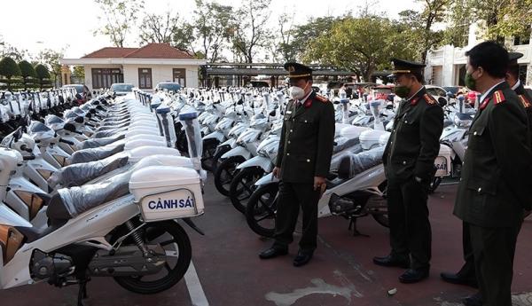 Bàn giao 123 xe mô tô chuyên dụng cho lực lượng công an xã