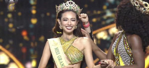 Một Hoa hậu VN bật khóc ngoài đường, gào lạc giọng như kẻ điên vì Miss Grand International Thùy Tiên