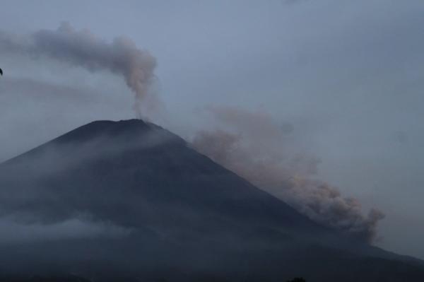 Núi lửa phun trào ở Indonesia làm 13 người chết