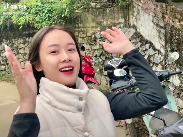 Bán hàng giúp mẹ ở chợ phiên, nữ sinh Lào Cai bỗng nổi tiếng: Nhiều người tới quay clip