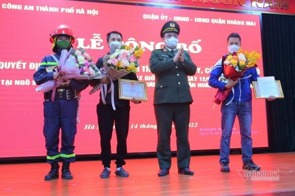 “Người hùng” Trung Văn Nam mặc áo đồng phục, lái xe cà tàng đi nhận bằng khen