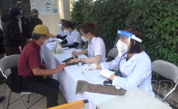 Trung tâm Y tế huyện Tiền Hải: Cấp thuốc, khám bệnh miễn phí cho người cao tuổi