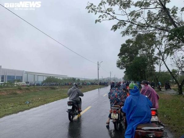 Gần 400 công nhân đội mưa ’quây’ công ty ở Huế để đòi lương, thưởng