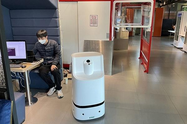 Hàn Quốc chế tạo robot tự khử khuẩn phòng chống Covid-19