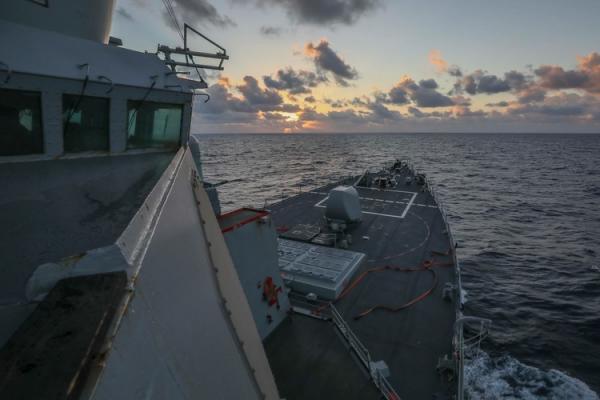 Hình ảnh chiến hạm Mỹ thực hiện tự do hàng hải trên Biển Đông