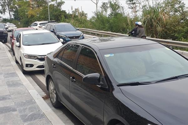 Quảng Ninh: Hàng loạt ôtô bị khóa bánh tại đường lên Bảo Hải Linh Thông Tự
